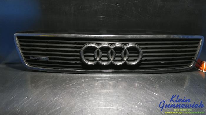 Używane Grill Audi A8 Cena € 31,00 Procedura marży oferowane przez Klein Gunnewiek Autodemontage & Motorentechniek