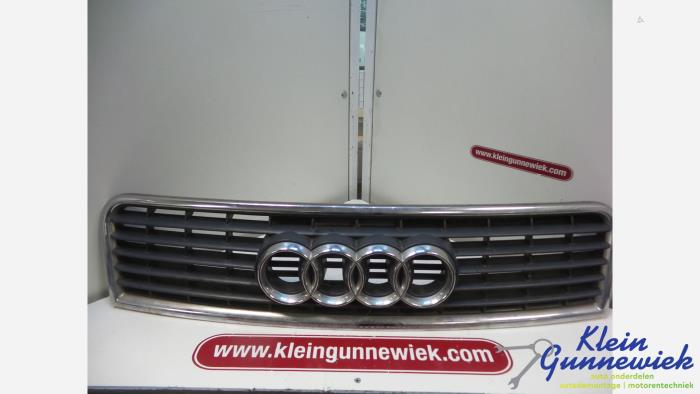 Używane Grill Audi A4 Cena € 19,00 Procedura marży oferowane przez Klein Gunnewiek Autodemontage & Motorentechniek