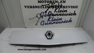 Usados Rejilla Renault Kangoo Precio € 50,00 Norma de margen ofrecido por Gebr.Klein Gunnewiek Ho.BV