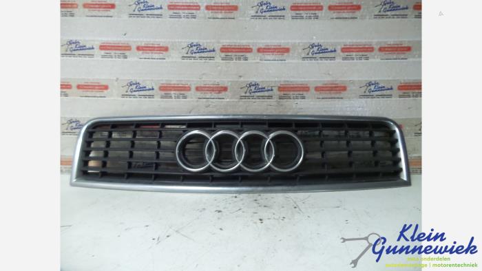 Używane Grill Audi A4 Cena € 19,00 Procedura marży oferowane przez Klein Gunnewiek Autodemontage & Motorentechniek