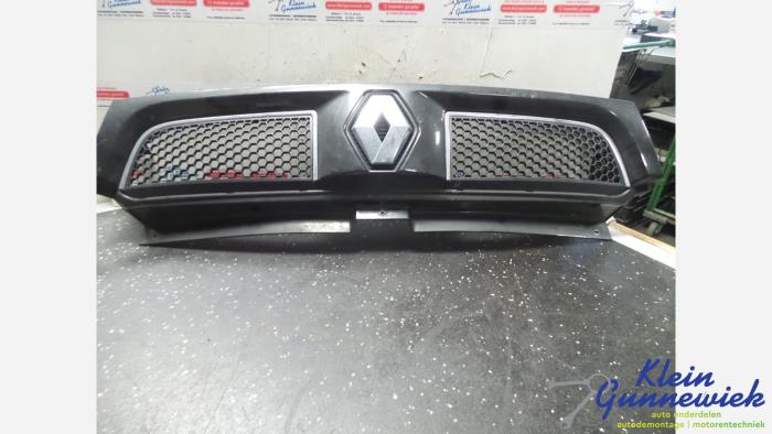 Używane Grill Renault Trafic Cena € 23,00 Procedura marży oferowane przez Klein Gunnewiek Autodemontage & Motorentechniek