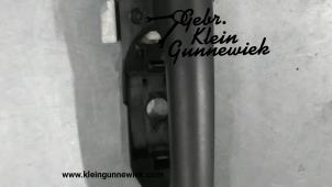 Używane Uchwyt drzwi prawych wersja 2-drzwiowa Renault Clio Cena € 20,00 Procedura marży oferowane przez Gebr.Klein Gunnewiek Ho.BV