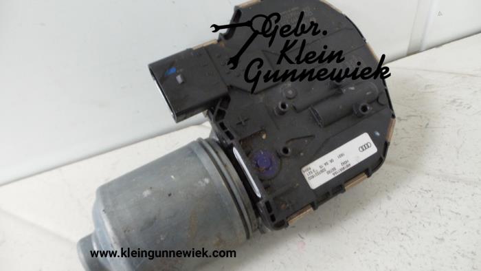 Front wiper motor from a Audi Q7 2015