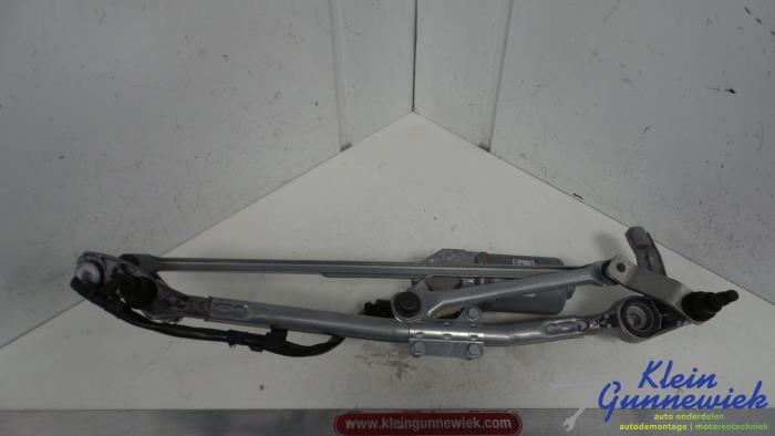 Windshield wiper linkage and motor