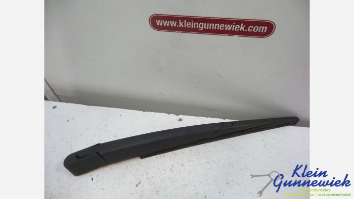 Rear wiper blade arm