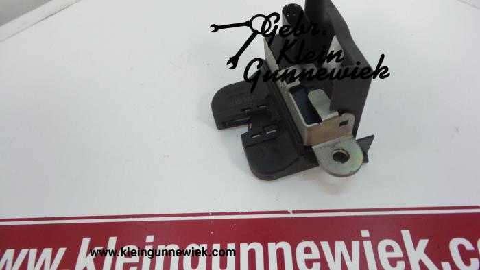 Tailgate lock mechanism from a Volkswagen Scirocco 2015