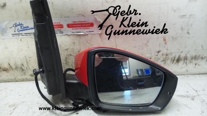 Rétroviseur extérieur droit d'un Volkswagen Polo 2014