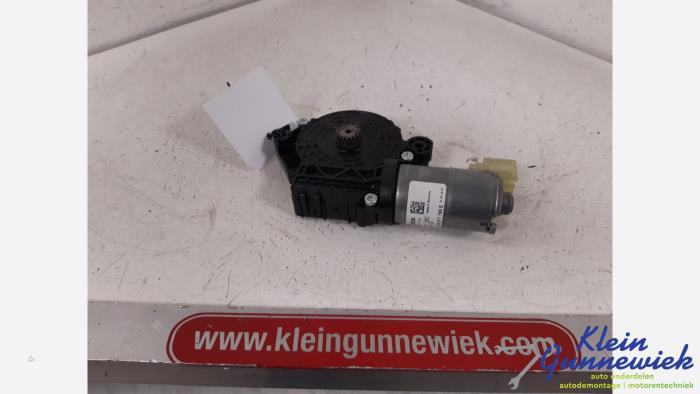 Schiebedach Motor van een Volkswagen Passat 2015