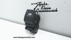 Używane Przelacznik elektrycznej szyby Volkswagen Golf Cena € 10,00 Procedura marży oferowane przez Gebr.Klein Gunnewiek Ho.BV