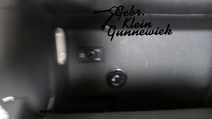 Schowek w desce rozdzielczej z Volkswagen Touran 2011