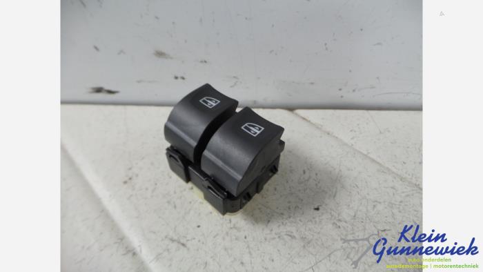 Usados Interruptor combinado de ventanillas Dacia Dokker Precio € 25,00 Norma de margen ofrecido por Klein Gunnewiek Autodemontage & Motorentechniek