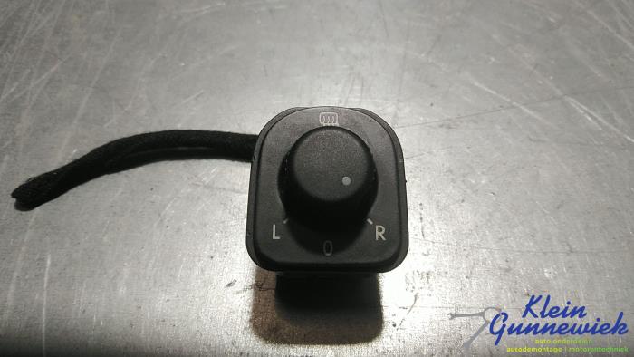 Używane Przelacznik lusterka Volkswagen Golf Cena € 15,00 Procedura marży oferowane przez Klein Gunnewiek Autodemontage & Motorentechniek