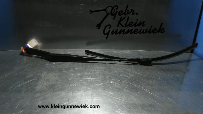 Front wiper arm from a Volkswagen Golf 2009