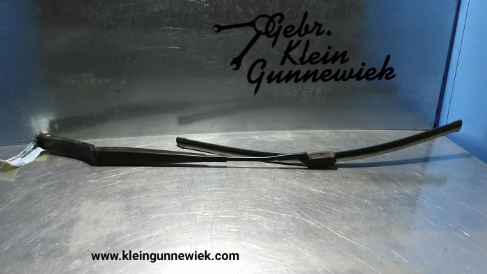 Front wiper arm from a Volkswagen Golf 2008