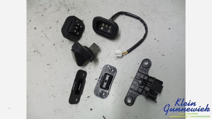 Używane Rózne Renault Trafic Cena € 39,00 Procedura marży oferowane przez Klein Gunnewiek Autodemontage & Motorentechniek