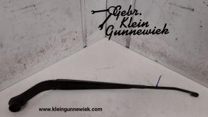 Used Front wiper arm Mitsubishi Outlander Price on request offered by Gebr.Klein Gunnewiek Ho.BV