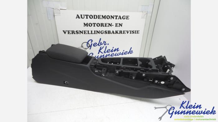 Używane Podlokietnik Audi A5 Cena € 64,00 Procedura marży oferowane przez Klein Gunnewiek Autodemontage & Motorentechniek
