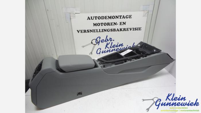 Używane Podlokietnik Audi A5 Cena € 64,00 Procedura marży oferowane przez Klein Gunnewiek Autodemontage & Motorentechniek