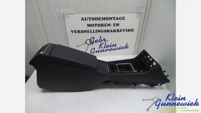 Używane Podlokietnik Opel Insignia Cena € 75,00 Procedura marży oferowane przez Klein Gunnewiek Autodemontage & Motorentechniek