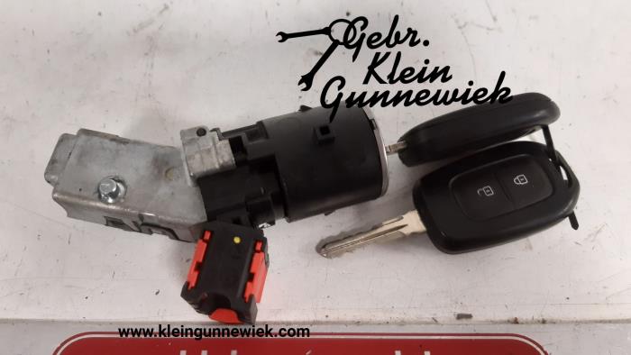Cerradura de contacto y llave de un Dacia Logan 2017