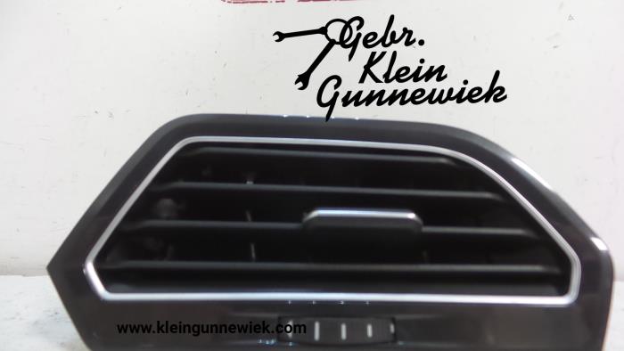 Grille aération tableau de bord d'un Volkswagen Tiguan 2016