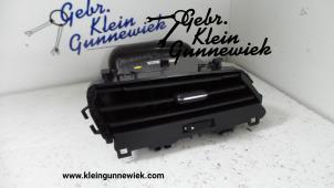 Używane Kratka wentylacyjna deski rozdzielczej Volkswagen T-Roc Cena na żądanie oferowane przez Gebr.Klein Gunnewiek Ho.BV
