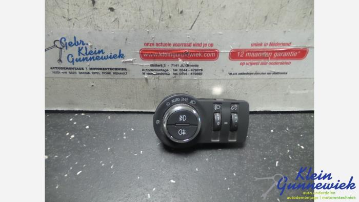 Używane Przelacznik swiatel Opel Insignia Cena € 17,00 Procedura marży oferowane przez Klein Gunnewiek Autodemontage & Motorentechniek