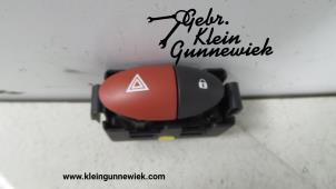 Usagé Bouton de warning Renault Master Prix sur demande proposé par Gebr.Klein Gunnewiek Ho.BV