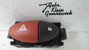 Gebrauchte Panikbeleuchtung Schalter Renault Master Preis € 15,00 Margenregelung angeboten von Gebr.Klein Gunnewiek Ho.BV