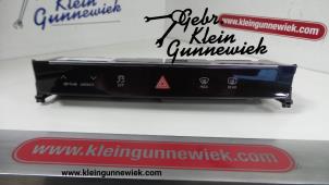Usagé Commutateur éclairage d'urgence Audi A8 Prix € 75,00 Règlement à la marge proposé par Gebr.Klein Gunnewiek Ho.BV