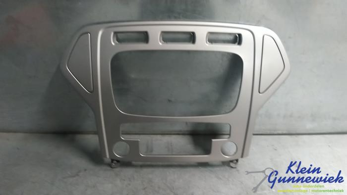 Radio/CD/DVD/GPS head unit