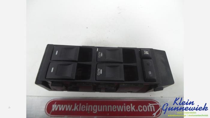 Usados Interruptor combinado de ventanillas Chrysler 300 C Precio € 15,00 Norma de margen ofrecido por Klein Gunnewiek Autodemontage & Motorentechniek