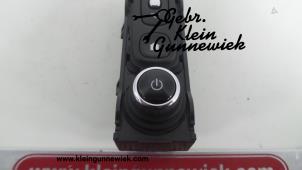 Used Radio control panel Renault Captur Price € 20,00 Margin scheme offered by Gebr.Klein Gunnewiek Ho.BV