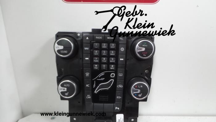 Panel de control de radio de un Volvo V40 2016