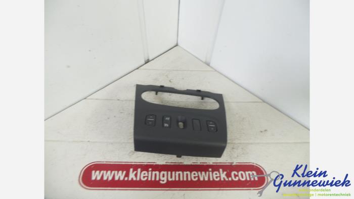 Usados Interruptor combinado de ventanillas Dacia Logan Precio € 20,00 Norma de margen ofrecido por Klein Gunnewiek Autodemontage & Motorentechniek