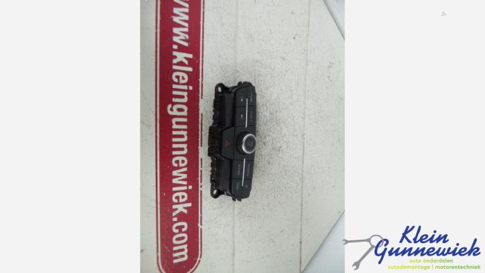 Używane Panel obslugi radia Ford Focus Cena € 10,00 Procedura marży oferowane przez Klein Gunnewiek Autodemontage & Motorentechniek