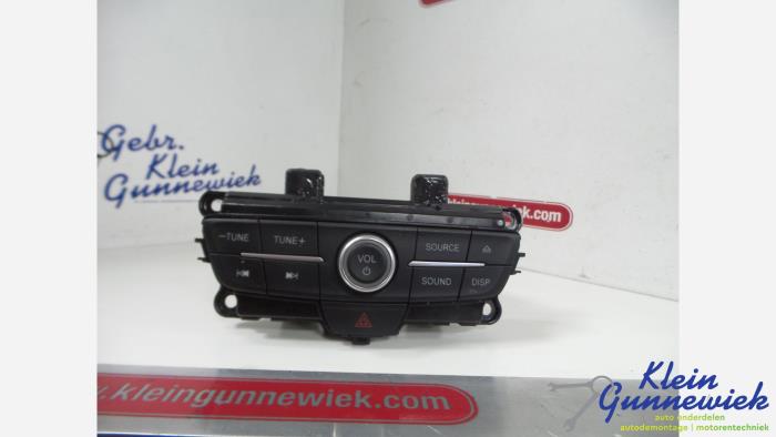 Używane Panel obslugi radia Ford Kuga Cena € 30,00 Procedura marży oferowane przez Klein Gunnewiek Autodemontage & Motorentechniek