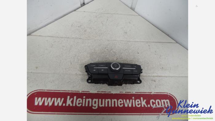 Używane Panel obslugi radia Ford Focus Cena € 10,00 Procedura marży oferowane przez Klein Gunnewiek Autodemontage & Motorentechniek