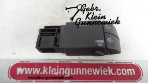 Used Radio control panel Renault Trafic Price on request offered by Gebr.Klein Gunnewiek Ho.BV