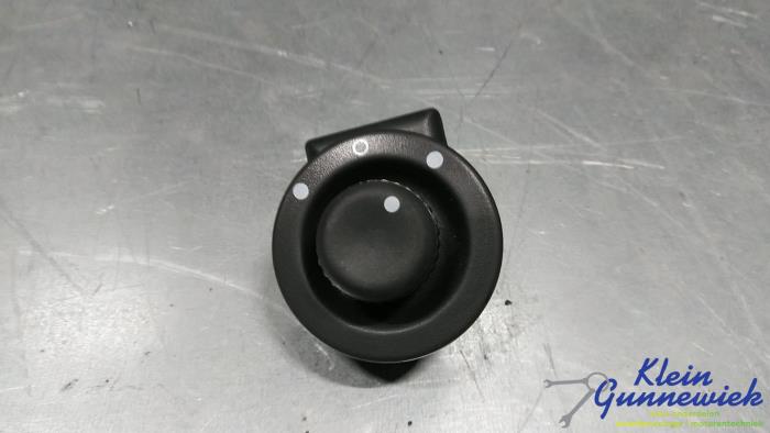 Używane Przelacznik lusterka Renault Twingo Cena € 15,00 Procedura marży oferowane przez Klein Gunnewiek Autodemontage & Motorentechniek
