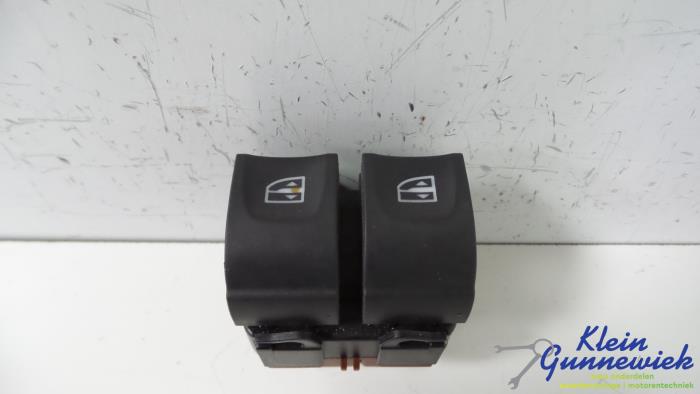 Usados Interruptor combinado de ventanillas Renault Captur Precio € 20,00 Norma de margen ofrecido por Klein Gunnewiek Autodemontage & Motorentechniek