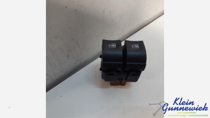 Usados Interruptor combinado de ventanillas Renault Captur Precio € 20,00 Norma de margen ofrecido por Klein Gunnewiek Autodemontage & Motorentechniek