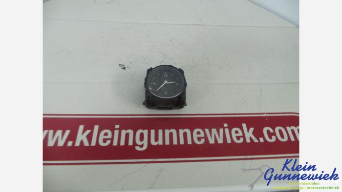 Używane Zegar Volkswagen Passat Cena € 26,00 Procedura marży oferowane przez Klein Gunnewiek Autodemontage & Motorentechniek