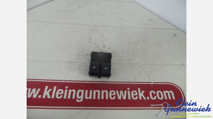 Usados Interruptor combinado de ventanillas Opel Adam Precio € 15,00 Norma de margen ofrecido por Klein Gunnewiek Autodemontage & Motorentechniek