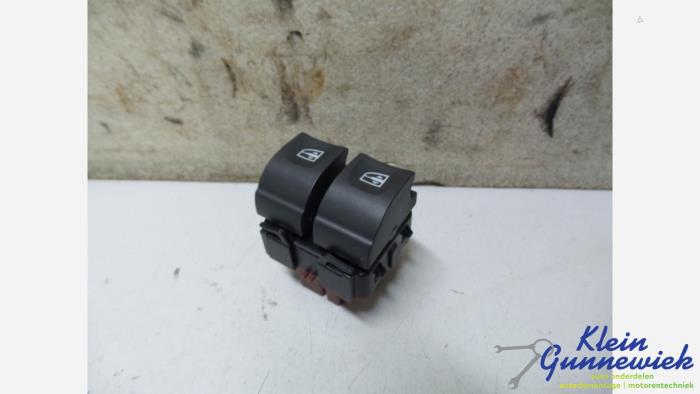 Usados Interruptor combinado de ventanillas Dacia Logan Precio € 20,00 Norma de margen ofrecido por Klein Gunnewiek Autodemontage & Motorentechniek