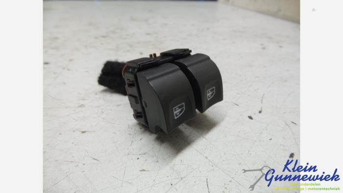 Usados Interruptor combinado de ventanillas Renault Captur Precio € 20,00 Norma de margen ofrecido por Klein Gunnewiek Autodemontage & Motorentechniek