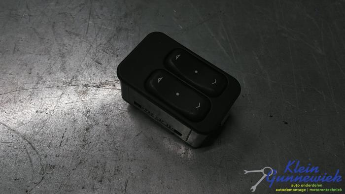 Usados Interruptor combinado de ventanillas Opel Meriva Precio € 19,00 Norma de margen ofrecido por Klein Gunnewiek Autodemontage & Motorentechniek