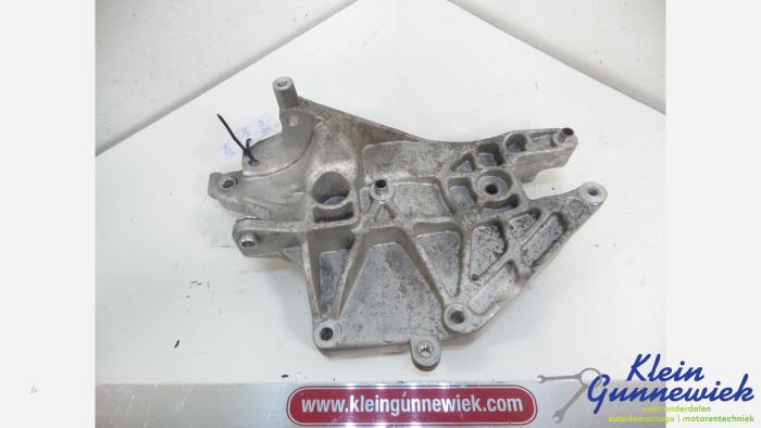 Usagé Support dynamo bas Opel Combo Prix € 25,00 Règlement à la marge proposé par Klein Gunnewiek Autodemontage & Motorentechniek
