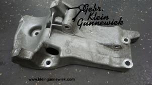 Usados Soporte a la dinamo inferior Volkswagen Polo Precio de solicitud ofrecido por Gebr.Klein Gunnewiek Ho.BV