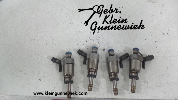 Injector (petrol injection) from a Volkswagen Passat 2018